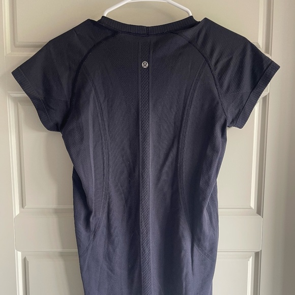 Lululemon full length T-shirt - Picture 2 of 2